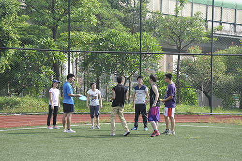 小组队员们出谋划策中..