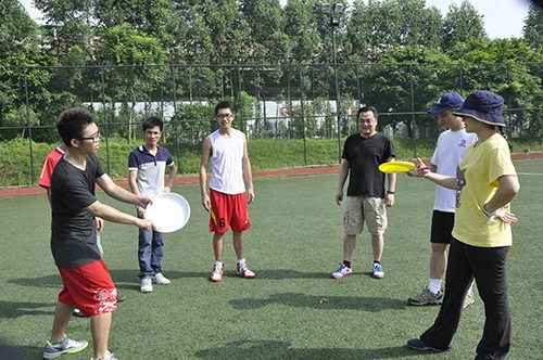 队员们认真学习中...