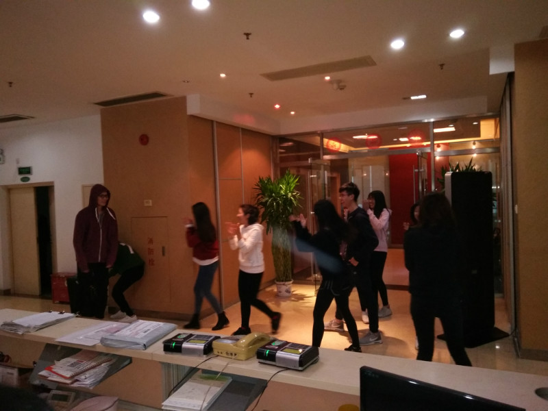 小鲜肉小仙女们准备了快闪活动