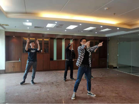 帅气的男团正在彩排中