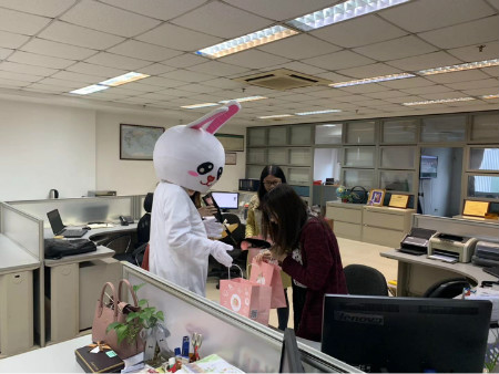 男团正在为我们的女神们派发礼物