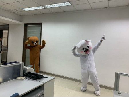 帅气的男生们为女神们准备了神秘舞蹈