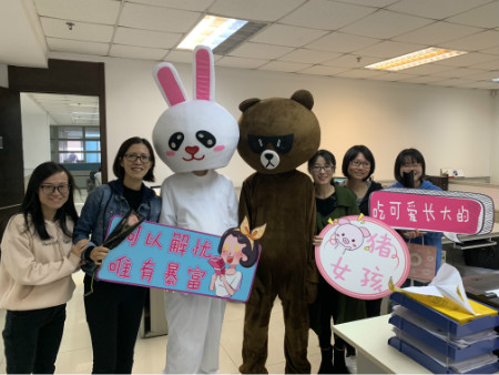 财务部的女神们看来都很喜欢我们的男团哦